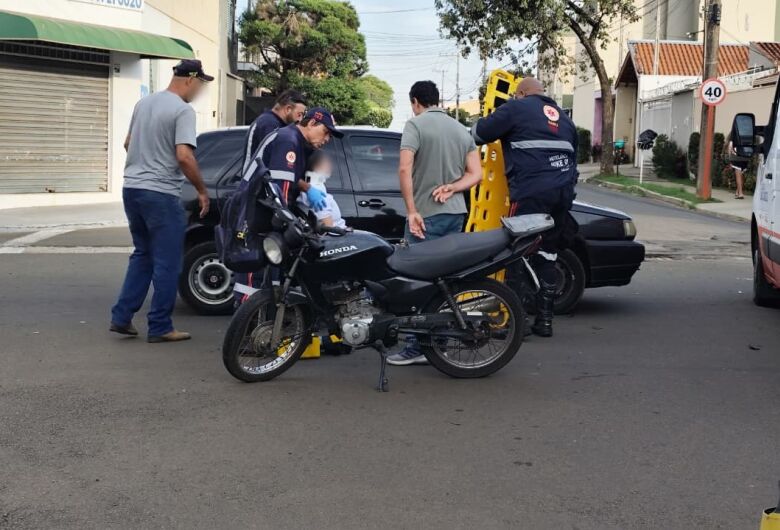 Motociclista fica ferida após colisão em cruzamento no Santa Felícia