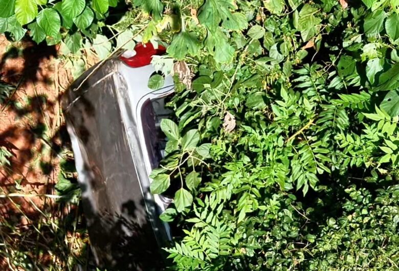Motorista perde controle de carro e veículo cai em barranco no Jardim Medeiros