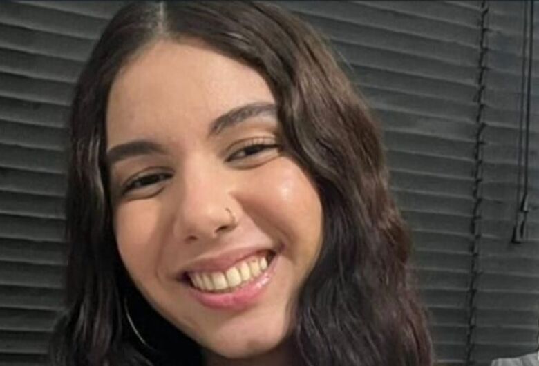 Pai perde controle de moto e filha de 19 anos morre atropelada por carreta