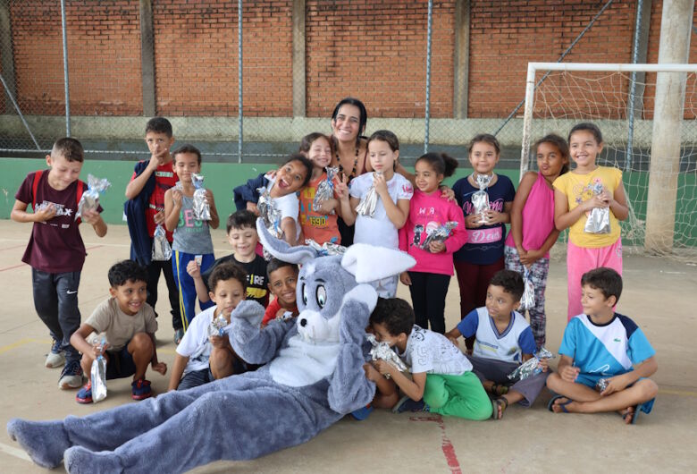 Projeto da USP São Carlos leva ciência, robô e chocolate a crianças em ação de Páscoa