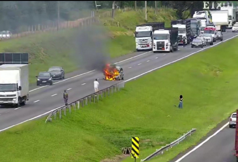 Carro pega fogo após colisão na Washington Luís 