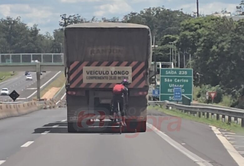 Ciclista é flagrado "pegando vácuo" atrás de carreta na Washington Luís