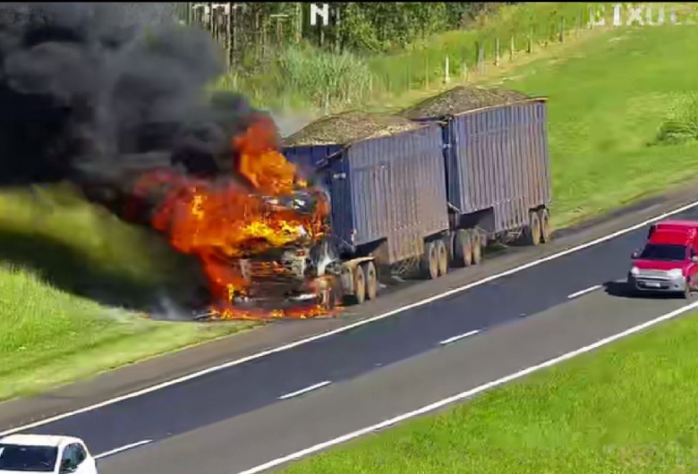 Carreta pega fogo na Washington Luís e causa interdição parcial da pista