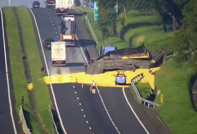 Carreta tomba e derrama carga de soja na SP-225 