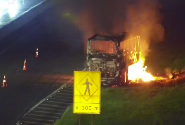 Ônibus pega fogo na Washington Luís; passageiros escapam ilesos