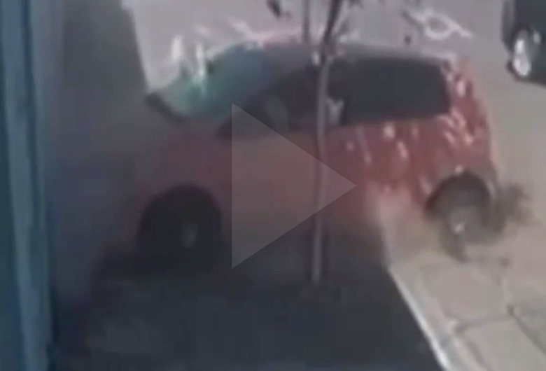 Câmera de segurança registra acidente que terminou com a morte de passageiro na Miguel Petroni