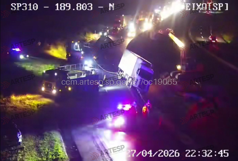 Caminhão colide contra barreira e interdita Rodovia Washington Luís 