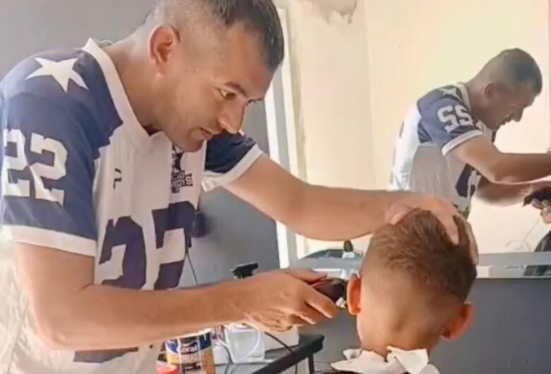 Em ação social no Cidade Aracy, Leandro Guerreiro realiza 25 cortes de cabelo gratuitos