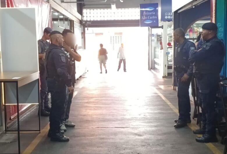 Operação conjunta fiscaliza lojas de celulares no centro e interdita estabelecimento irregular