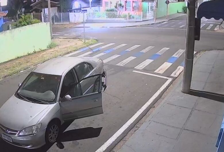 Padaria é alvo de criminoso que usa carro para arrombar porta na Vila Monteiro