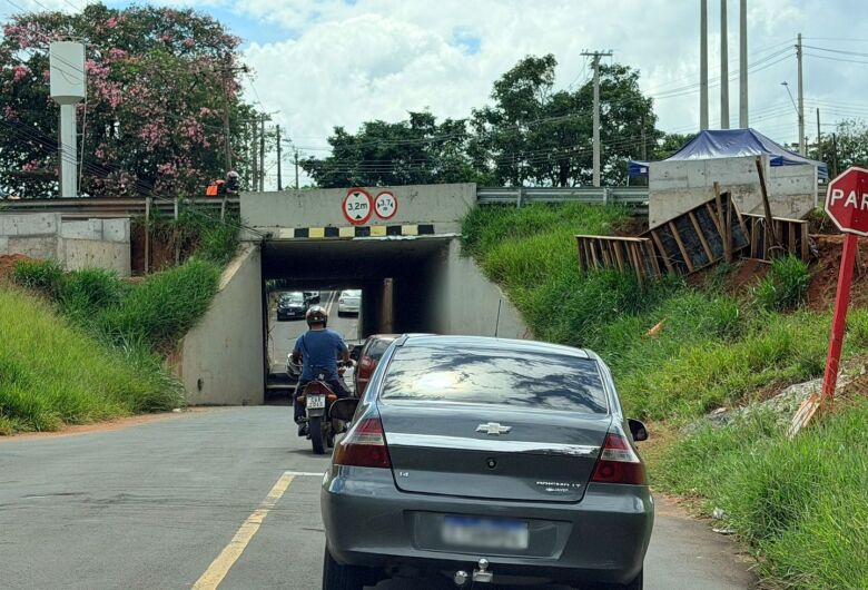 Após brigas e filas, motoristas sugerem semáforo em pontilhão entre Jockey Clube e Paulistano