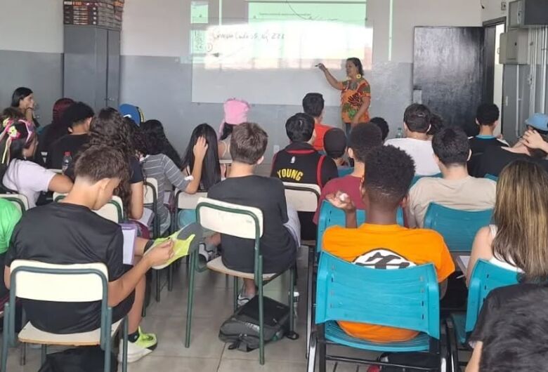 Escola Juliano Neto tem 11 alunos aprovados e entra no top 10 do Provão Paulista