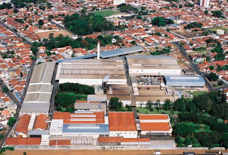 Princípio de incêndio atinge indústria da Tapetes São Carlos