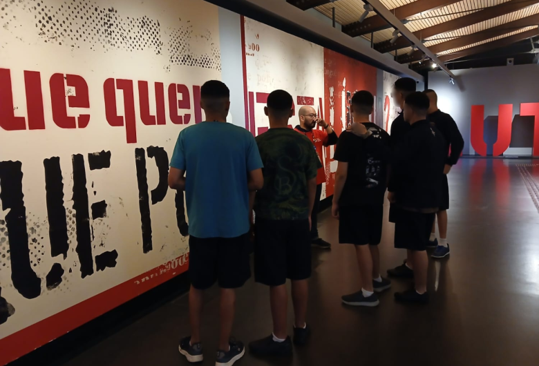 Adolescentes da Fundação CASA em São Carlos visitam Museu da Língua Portuguesa