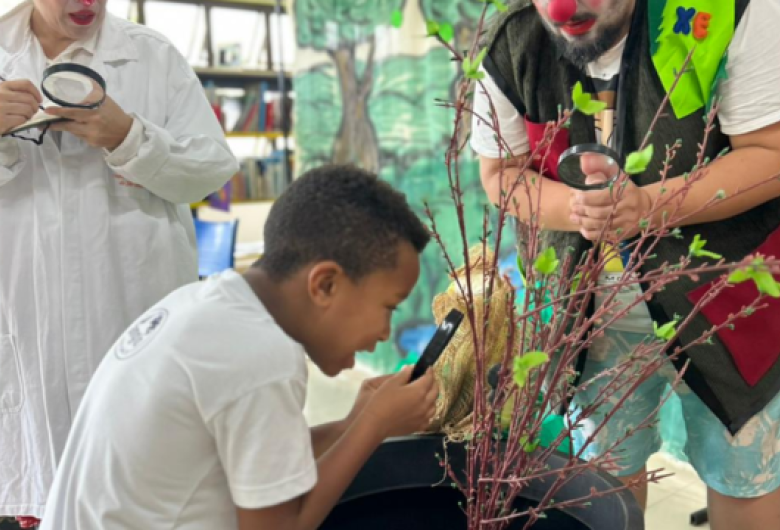 Crianças participam de atividade científica com teatro e HQs na UFSCar