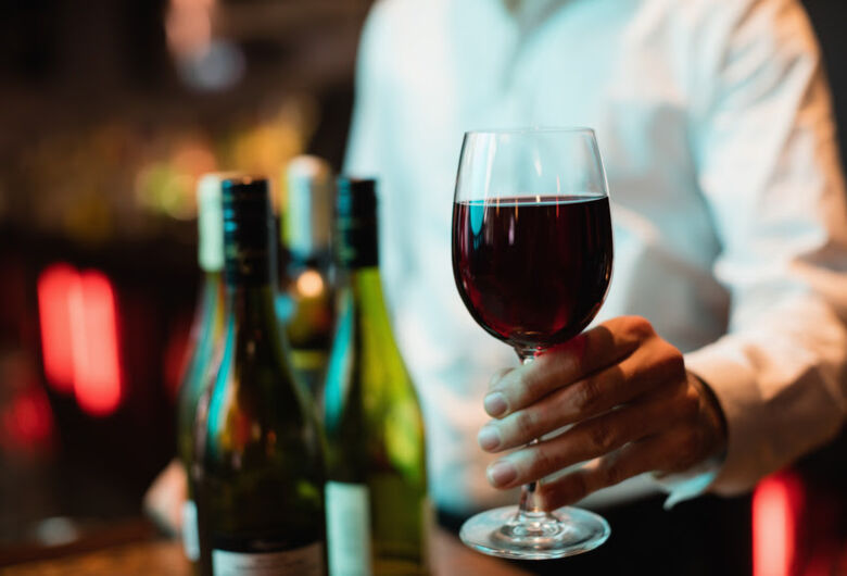 Cardiologista desmistifica relação entre o consumo de vinho e a saúde do coração