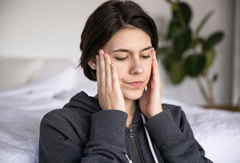 Mandíbula travada, estalos e dor ao mastigar: o que esses sinais dizem sobre estresse e excesso de telas