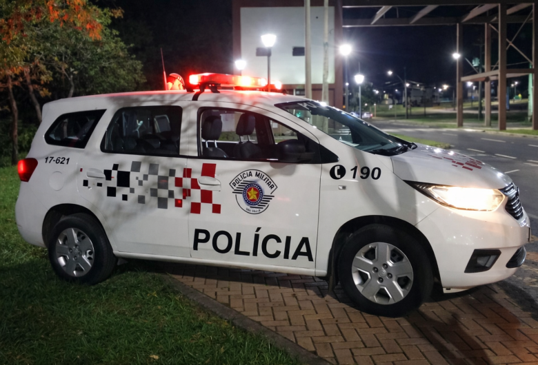 Morador de rua urina na avenida São Carlos é agredido e tem celular furtado 