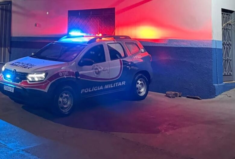 Homem é preso após ameaçar familiares e ser ferido com faca