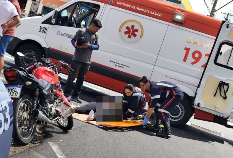 Colisão entre carro e moto deixa mulher ferida na Vila Prado