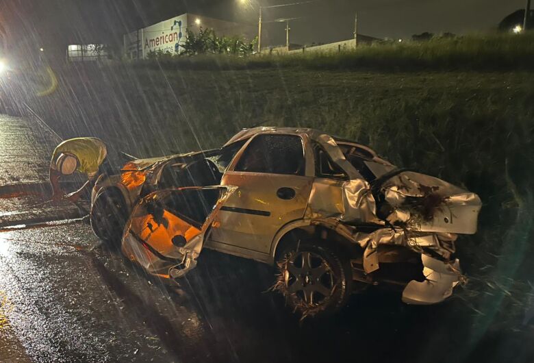 Carro capota após colisão com caminhão e deixa feridos na SP-310 