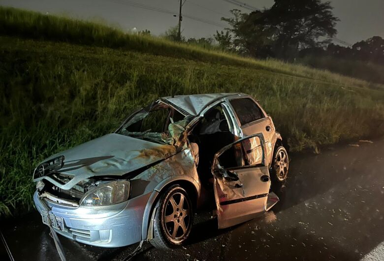 Motorista de São Carlos vítima de capotamento na SP-310 segue internado em Santa Casa da região