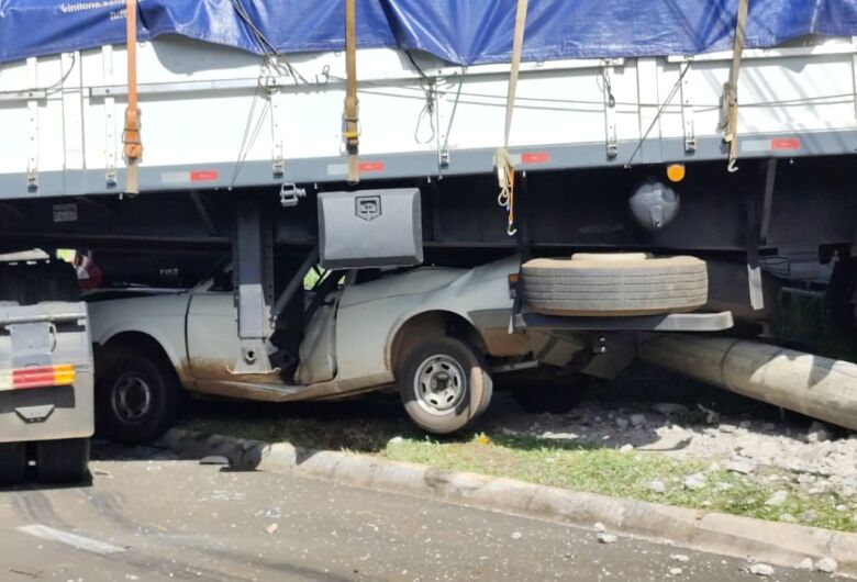 Acidente entre caminhões atinge diversos veículos agora na Avenida Bruno Ruggiero
