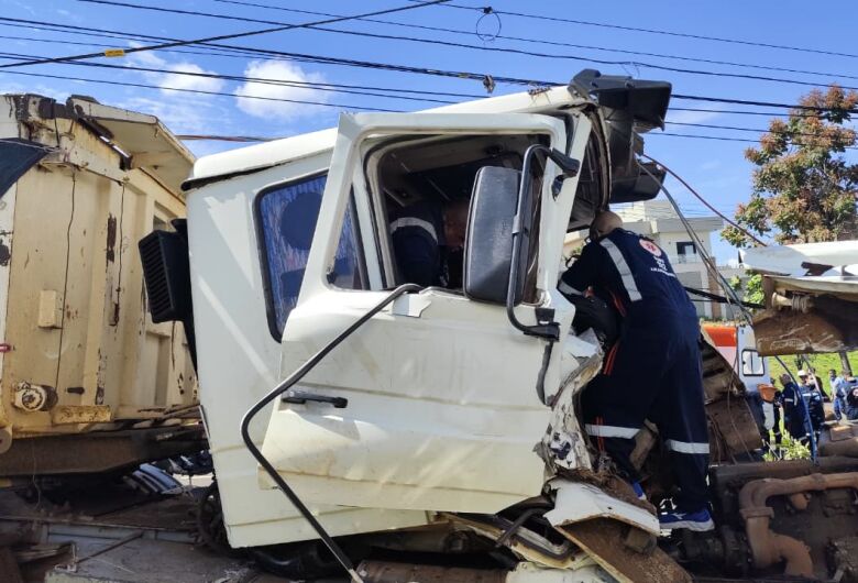 Caminhão carregado com pedras atinge veículos, derruba poste e deixa dois feridos na Bruno Ruggiero Filho