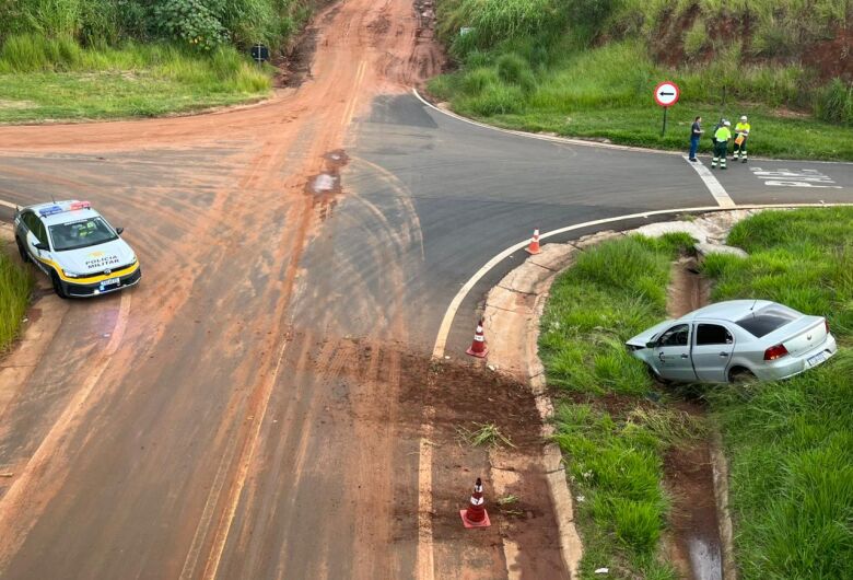 Motorista e passageiro ficam feridos após carro cair em barranco na SP-310 