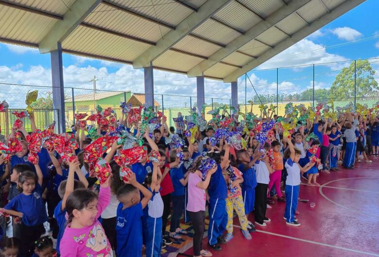 Prefeitura de Ibaté celebra a Páscoa com entrega de ovos para os alunos da rede municipal
