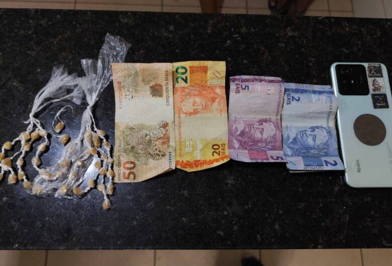 Jovem é preso e adolescente detido pela PM por tráfico em ponto conhecido no Cidade Jardim