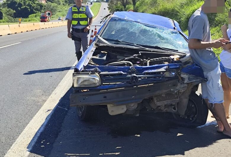 Motorista perde controle após capô abrir e carro capota na Washington Luís