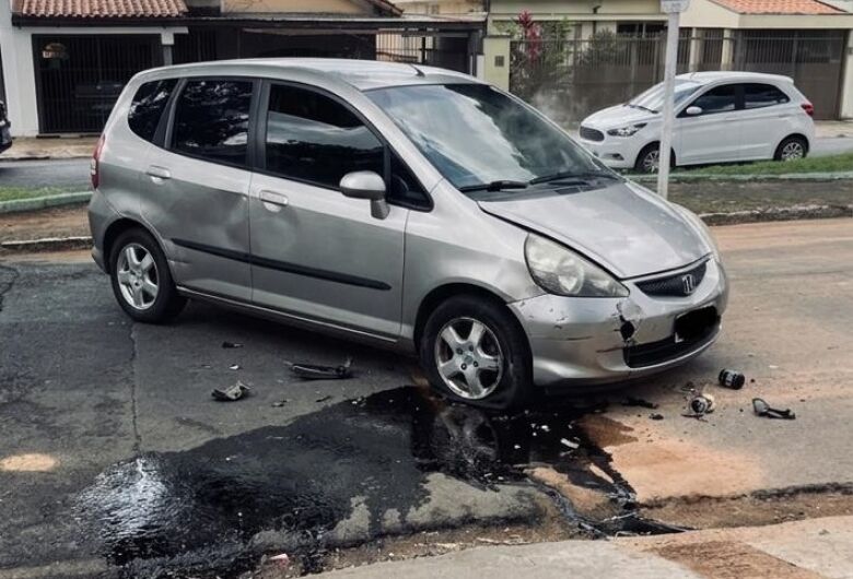 Buraco causa transtorno e danifica veículo na Rua Larga