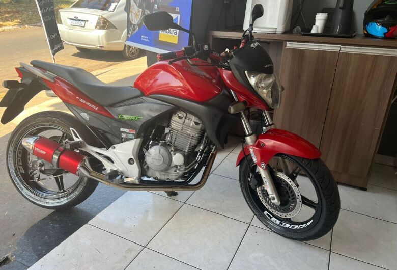 Moto é furtada em frente a condomínio na Vila Jacobucci; proprietário pede ajuda