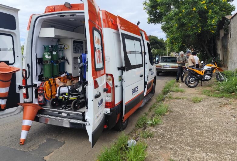Colisão entre carro e moto deixa homem ferido na Avenida Morumbi