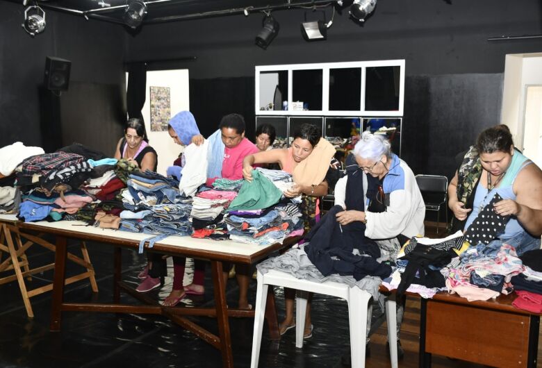 Fundo Social realiza bazar itinerante e atende dezenas de famílias no São Carlos VIII