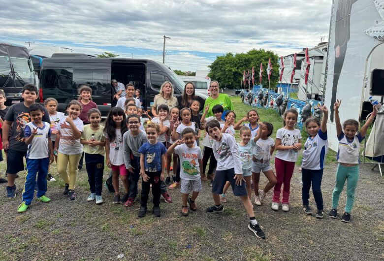 Fundo Social leva 800 crianças a espetáculo do Circo Khronos