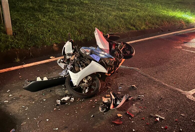 Motociclista morre após colisão com caminhão guincho em alça de acesso da SP-255 na região