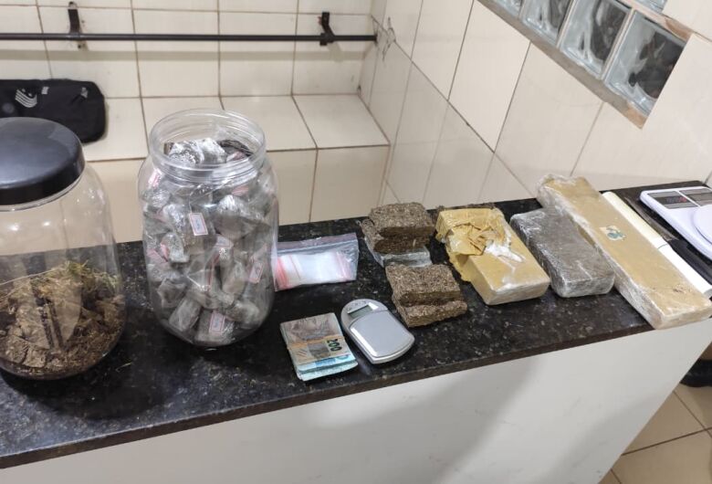 Força Tática prende homem com grande quantidade de drogas em "casa bomba" no Jardim Itamaraty