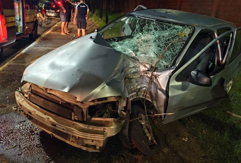 Carro perde controle, bate em árvore e deixa três feridos perto da Unicep em São Carlos