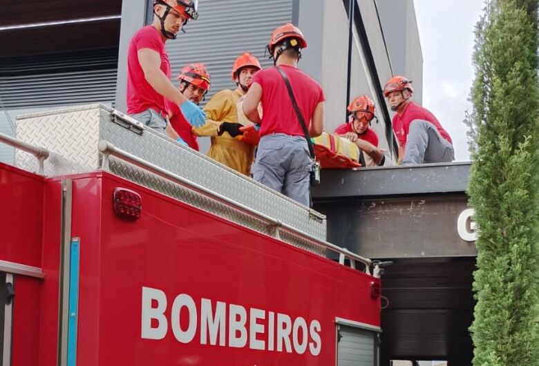 Trabalhador cai de 4 metros e fica gravemente ferido em condomínio de São Carlos