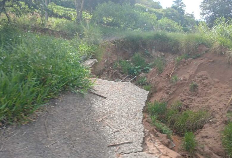 Moradores denunciam risco em "pontinha" no Cidade Aracy e pedem interdição urgente