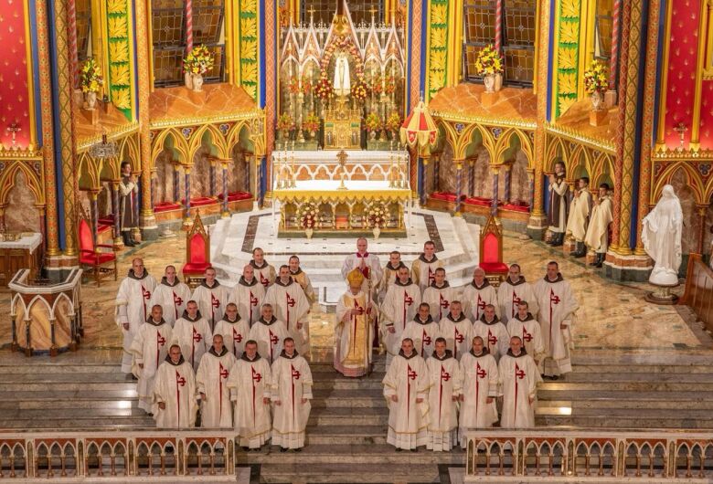 26 diáconos são ordenados sacerdotes em cerimônia solene dos Arautos do Evangelho em Caieiras