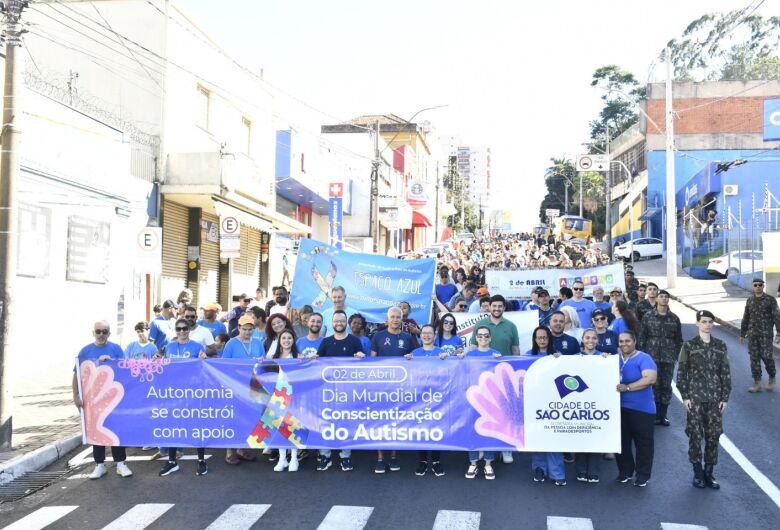 Caminhada pela inclusão reúne centenas no centro de São Carlos em apoio à conscientização do autismo