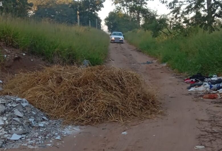 Morador denuncia descarte irregular de lixo em estrada entre bairros Ypê Mirim e Zavaglia; veja vídeo