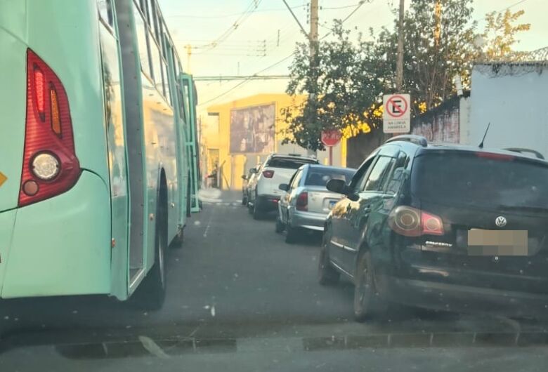 Pais denunciam trânsito irregular em frente a escola e pedem fiscalização