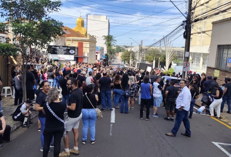 Greve entra no 3&ordm; dia e prefeito dialoga com servidores no Paço Municipal