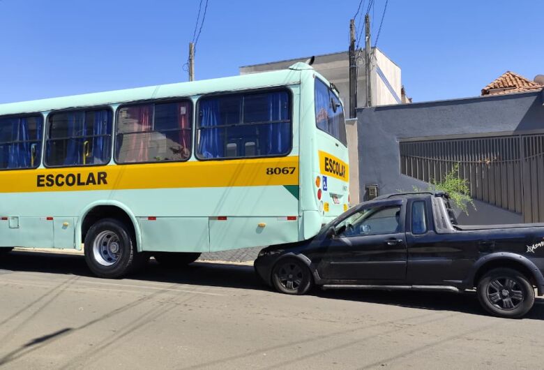 Motorista fica ferido após colidir na traseira de ônibus no Jardim Munique