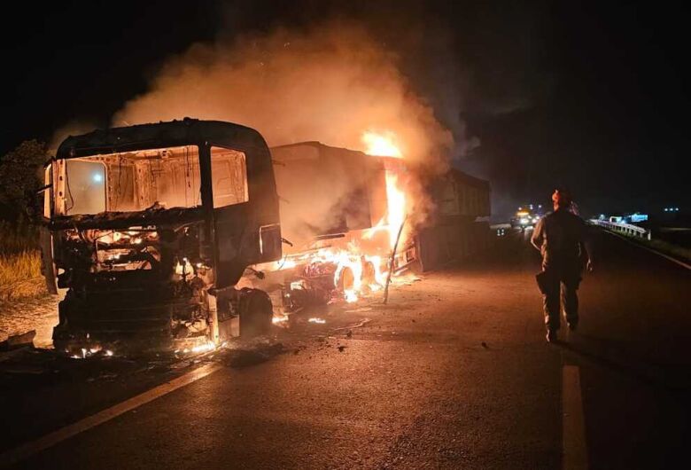 Bitrem com 74 toneladas de açúcar pega fogo e interdita a SP-310 em Ibaté
