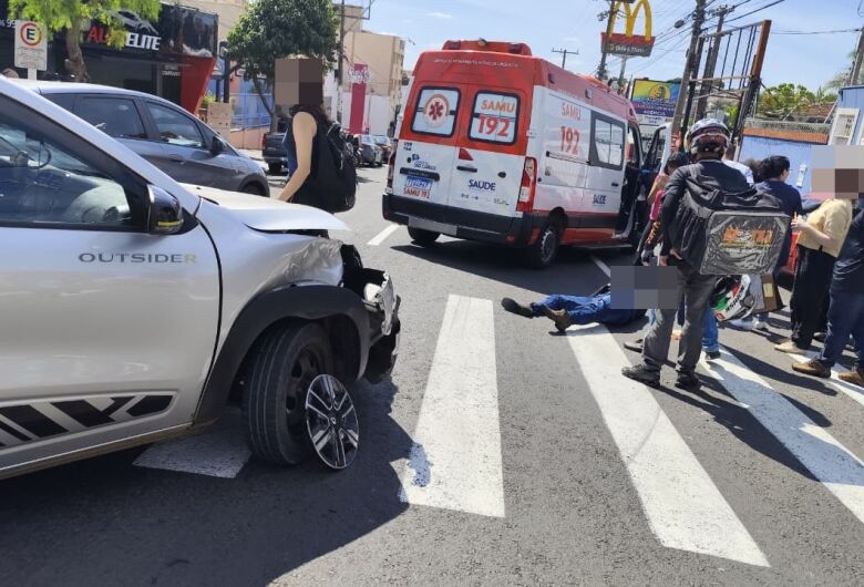 Motoboy fica ferido após motorista avançar “pare” em cruzamento da Avenida São Carlos
